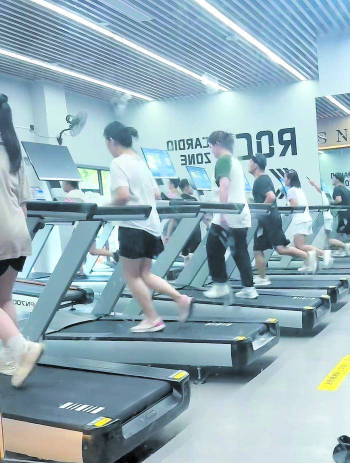 市民在健身房内挥洒汗水。 记者/谢嘉 摄