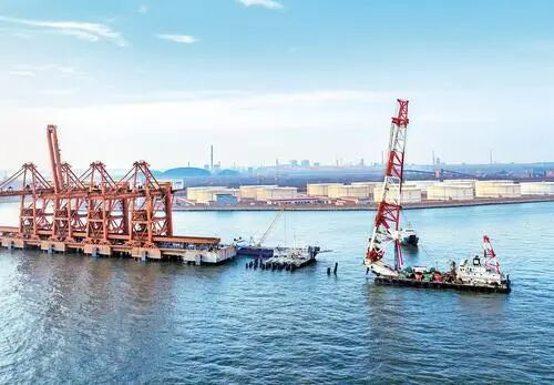 3月19日，唐山港曹妃甸港区矿石码头三期扩建工程现场，施工船舶正在作业。河北日报记者 赵杰 摄