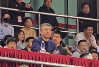 郭士强现身青岛主场对阵浙江比赛！两队均有其考察球员