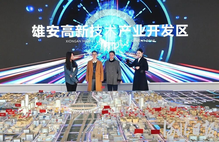 3月26日，雄安高新技术产业开发区内，讲解员在向参观者介绍开发区建设进展。河北日报记者刘光昱摄