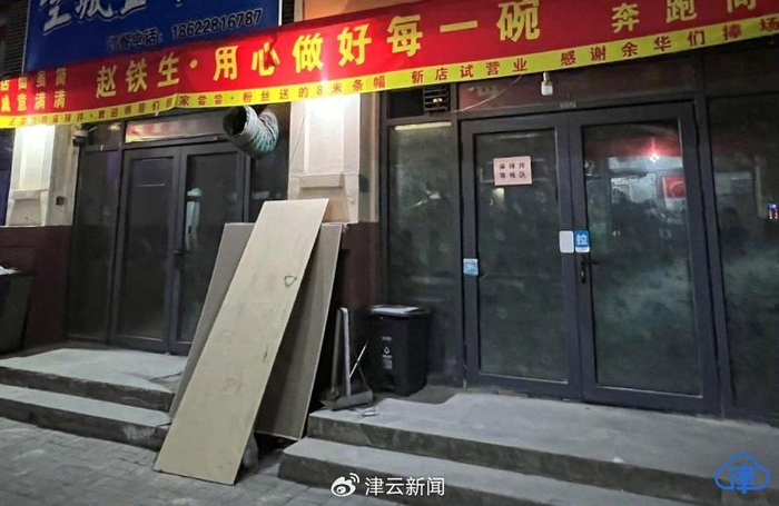 图注：两间新租下的店面100平方米，正在加紧装修