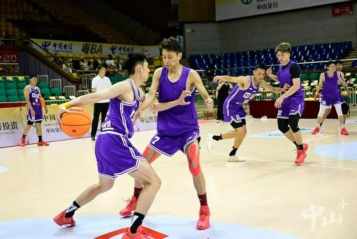 中山体育馆，中山队队员在训练。记者 余兆宇 摄