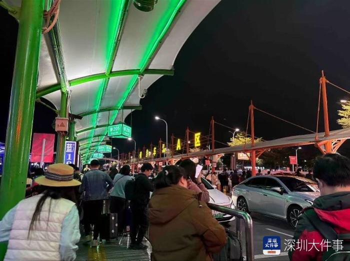 等待网约车的乘客