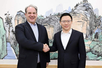 廖岷会见美中贸委会会长谭森