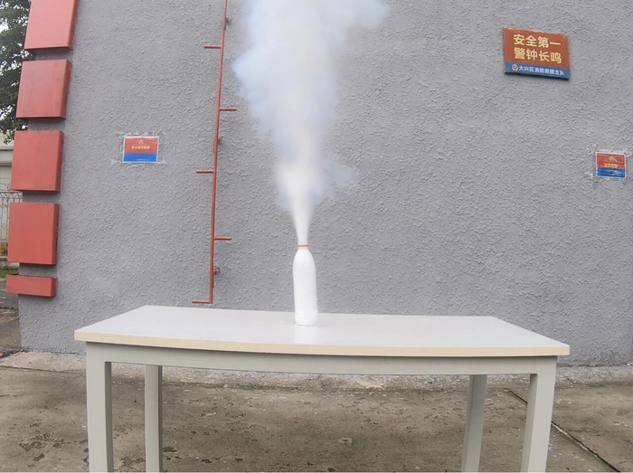 △矿泉水瓶的瓶盖被顶飞。图源：中国消防