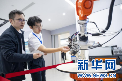   2025年11月6日，在武汉产业创新发展研究院，工作人员展示增材制造机器人。新华社记者 伍志尊 摄