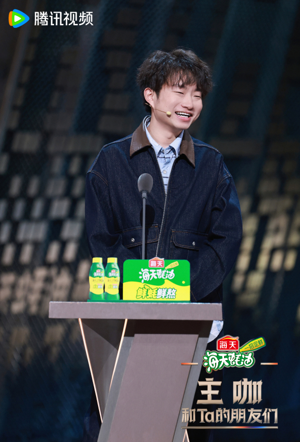 ▲小奇带着对喜剧的赤诚，在吐槽与自我拉扯中，走出了一条属于自己的、鲜活又真实的喜剧路。