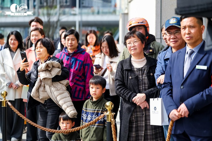 市民观众驻足观看