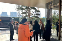 上海售楼处意外一幕！不少人从迪拜赶来“打新”，看的都是5000万起步的房子：受国际局势影响想回国置业生活