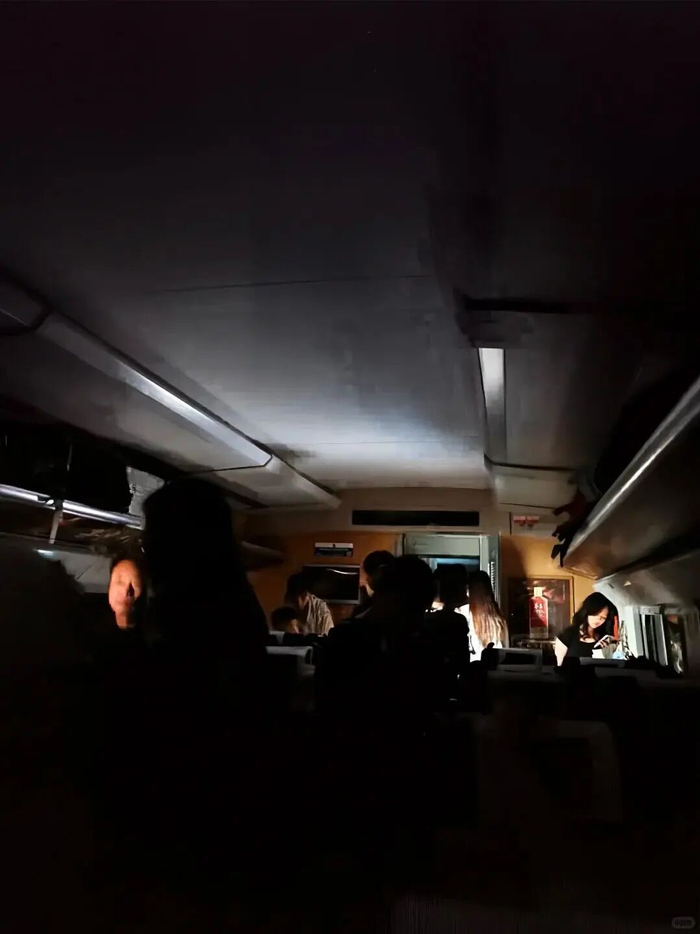 一名乘务员正在安抚乘客