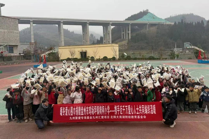 △“暖冬爱心围巾编织”活动