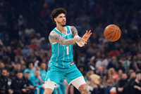 效率低！拉梅洛·鲍尔半场13投仅4中拿到11分 三分6中2