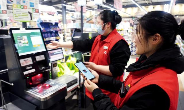 上图：3月11日，广东深圳的人工智能6S店提供“龙虾”OpenClaw免费安装部署服务。