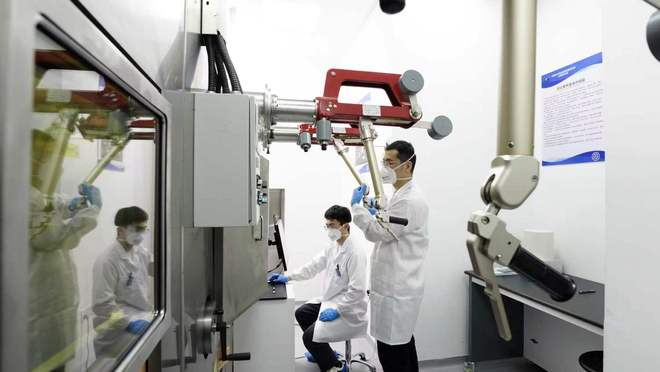 图为散裂中子源科学中心阿尔法同位素研发团队在工作