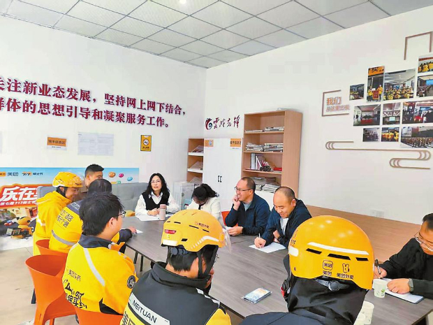 昭阳区工作人员和配送员面对面沟通。 通讯员 王飞 摄