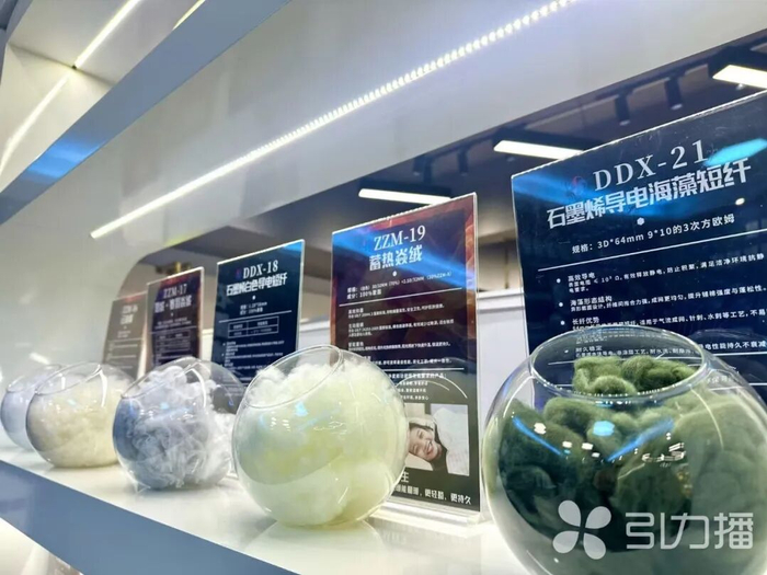 石墨烯与各类功能纤维搭配，呈现不同效果。苏报融媒记者 周悦磊/摄