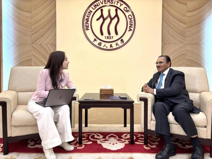 深圳卫视直新闻记者采访巴基斯坦总理中国事务特别代表扎法尔。