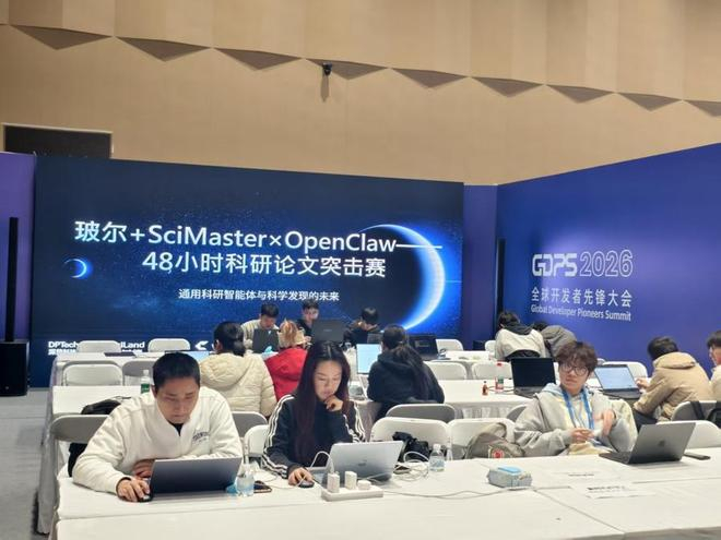 王子阳团队比赛中（第一排）。沈湫莎摄