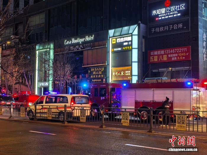 火灾现场集结的消防车和救护车。  陆祁国 摄