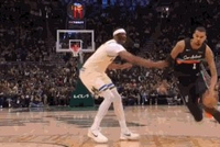 恐怖！文班亚马持球单打 体前变向晃开特纳直杀内线起飞单臂暴扣