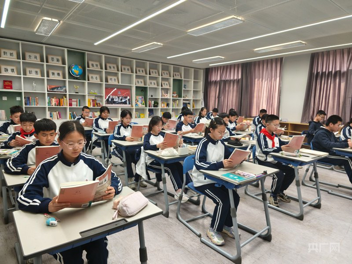北京四中雄安校区的学生们在上语文课（央广网记者  李瑶  摄）