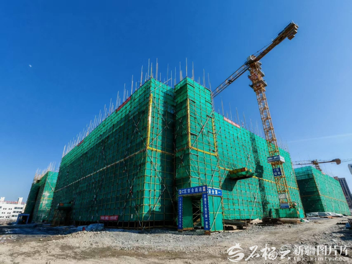 3月27日，乌鲁木齐市第一中学教育集团望谷校区建设现场。