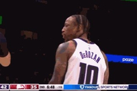 非常不满！德罗赞贴防亚历山大-沃克犯规 朝裁判大喊F词汇吃T