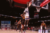 飞得真高啊！普洛登反击越过基斯珀特劈扣打停老鹰