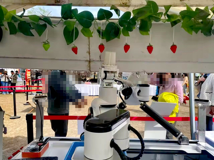 海淀公园“AI在海淀 燃动科普”现场展示的草莓采摘机器人。新京报记者 刘欢 摄