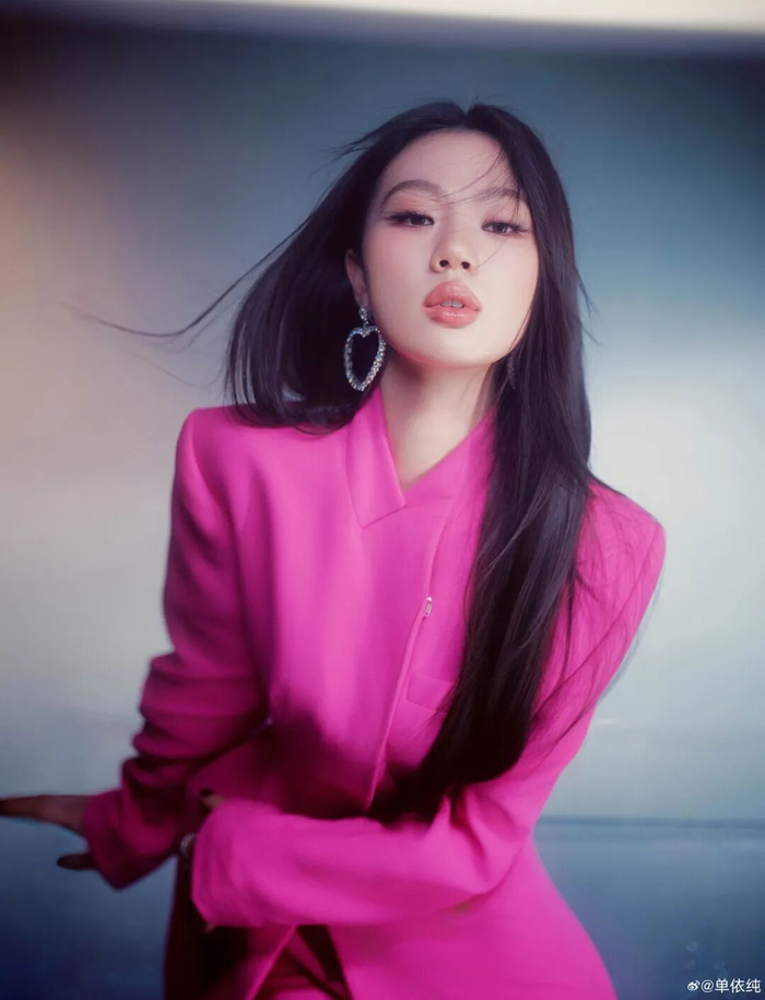 来源：@单依纯、@李荣浩、荆楚网、此前报道