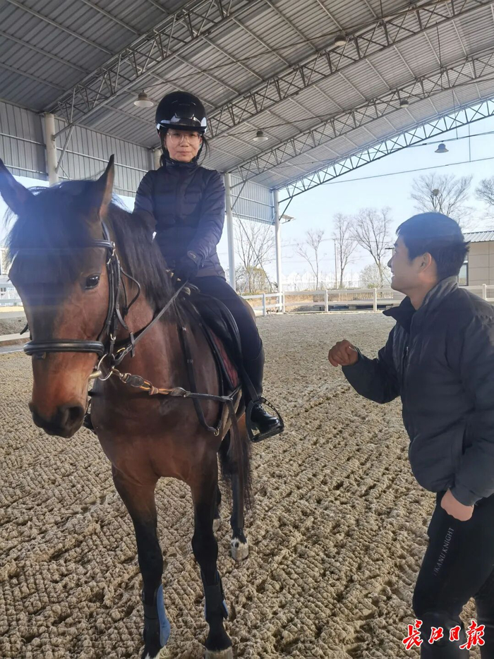 邱雯婧（骑马者）在教练翟涛的指导下学习马术。长江日报记者杨佳峰 摄
