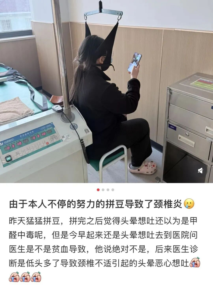 努力拼豆把自己拼成“库洛米”的网友。图源：某社交平台