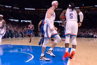 卡位大于身高！卡鲁索篮下硬刚唐斯抢板成功 激情振臂怒吼庆祝