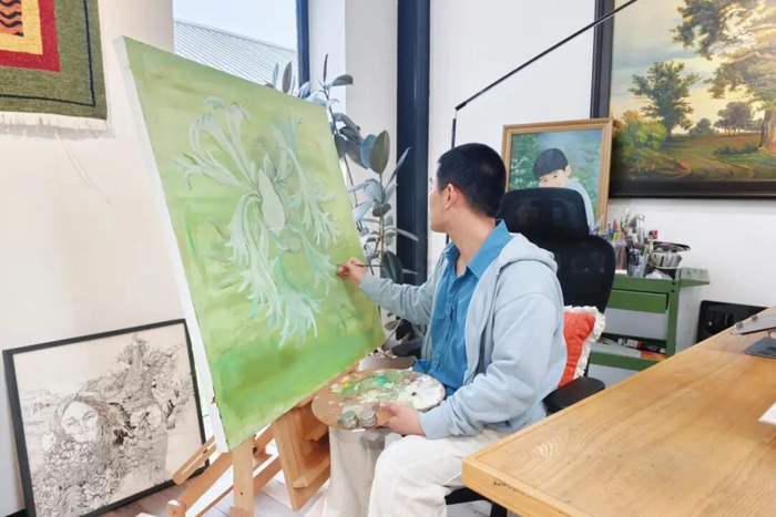 邹思佳正在作画。李丽 摄