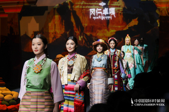 图为3月26日，班珠丹塔复原并融入非遗技艺的七套藏装亮相中国国际时装周（春季）。这是模特身着藏装走秀。（班珠丹塔供图）