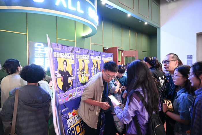 “警警有条”脱口秀第二季开演前，观众准备入场。李鸿成 摄