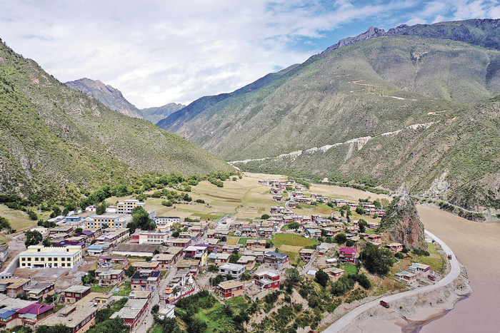 这是2020年9月24日拍摄的西藏昌都市江达县岗托村（无人机照片）。新华社记者 詹彦 摄