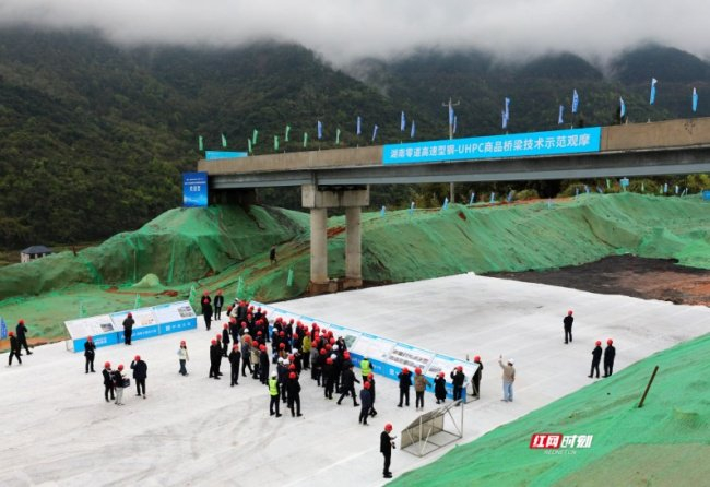 湖南永州零道高速公路型钢-UHPC商品桥梁技术示范观摩会现场。