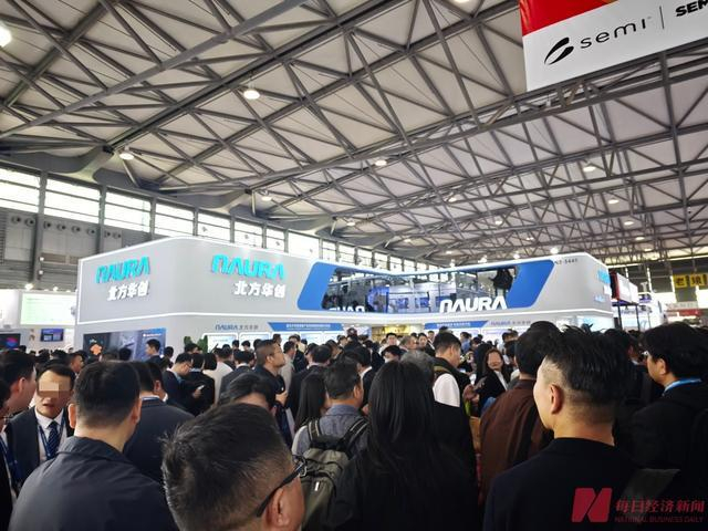 北方华创展台前人头攒动 图片来源：每经记者 朱成祥 摄