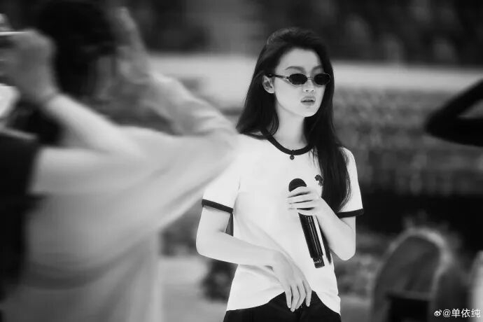 ▲3月30日凌晨，歌手单依纯发长文，再次回应被李荣浩喊话侵权演唱《李白》并道歉。图/单依纯微博