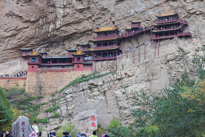 游客参观山西省大同市浑源县悬空寺景区。 朱兴鑫 摄