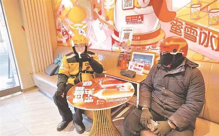 蜜雪冰城新一中店里的红色蓄能站，为快递员、外卖骑手等新就业群体提供热水、充电器、打气泵、创可贴等。