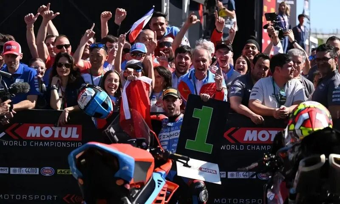  法国车手驾驶820RR-RS赛车夺冠。据张雪机车