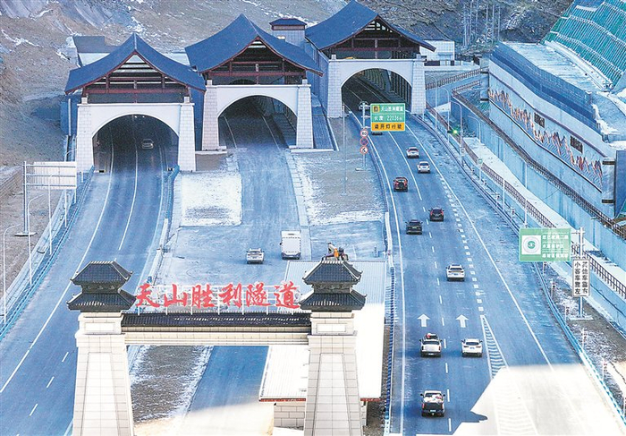 乌尉高速公路的“咽喉”——天山胜利隧道入口端。 新华社记者 王菲 摄