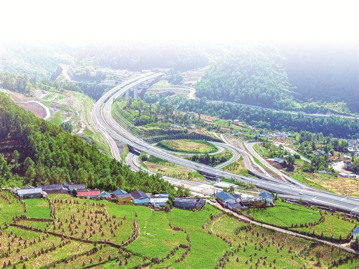 首条深入大小凉山腹地的高速公路——乐西高速公路马昭段。 罗燕 供图