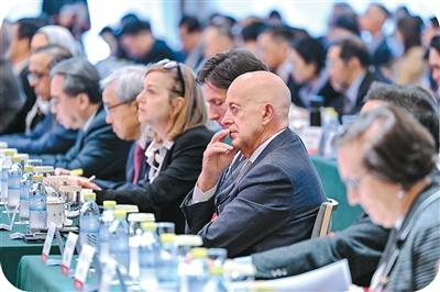 近日，中国发展高层论坛2026年年会在北京举行。图为嘉宾在聆听演讲。