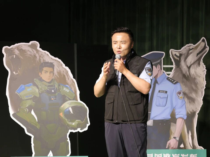 民警沈宗睿在台上讲脱口秀。