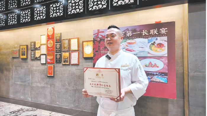 昆明洲际酒店行政总厨苟顺年。记者缪亚平摄