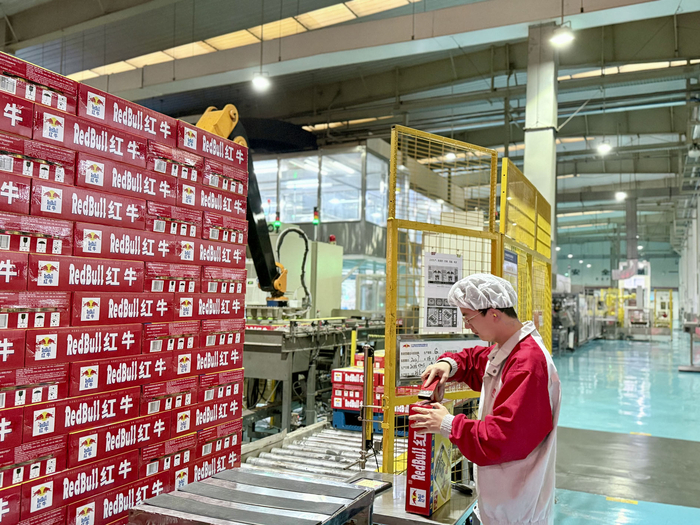 图为中国红牛的生产车间。