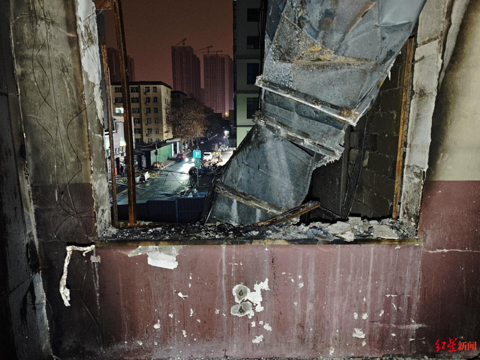 ▲太原怡和巷火灾现场从内向外拍摄的图片